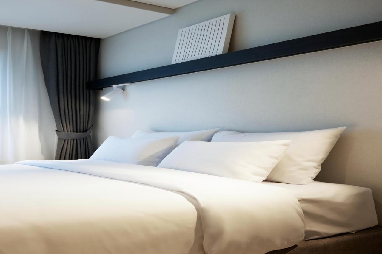 The Connoisseur Hotel *